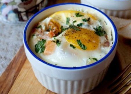 Бабусині страви: "Запечені яйця з беконом і томатами"