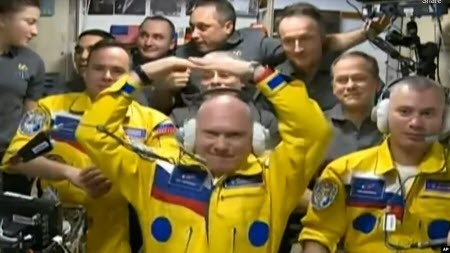 Новый российский экипаж МКС одет в цвета украинского флага