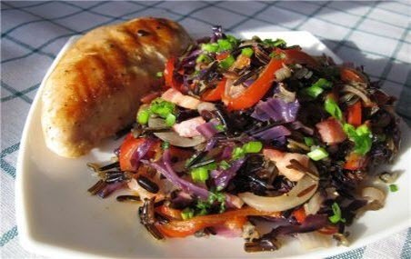 Бабусині страви: "Теплий салат з диким рисом і курячим філе"