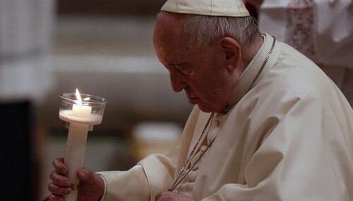 "Христос воскрес!": Папа Франциск во время пасхального бдения помолился на украинском