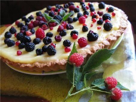 Бабусині страви: "Пісочний пиріг з заварним кремом і ягодами"