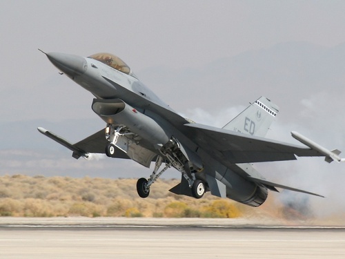 Истребитель F-16 - США готовы начать подготовку летчиков из Украины на базе ВВС Columbus