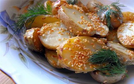 Бабусині страви: "Молода картопля запечена з часником і кунжутом"
