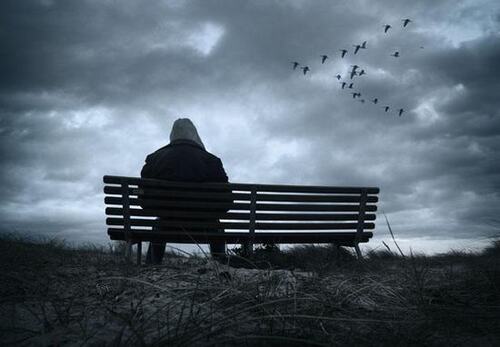 Одиночество заставляет наши биологические часы тикать быстрее