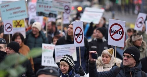 Ультраправі, ультраліві, пацифісти вимагають припинити допомогу Україні на проросійській демонстрації в Мюнхені