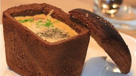 Бабусині страви: "Суп з беконом в хлібному горщику"