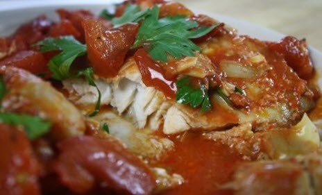 Бабусині страви: "Запечений морський окунь в томатному соусі"