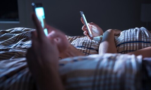 Чому шкідливо користуватися смартфоном перед сном