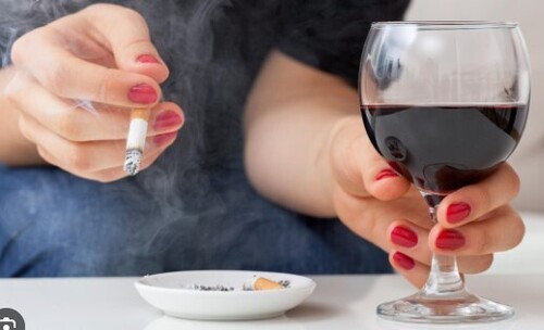 Почему курильщиков тянет к алкоголю сильнее некурящих