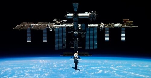 Астронавти НАСА розповіли Guardian, як американцям доводиться жити поряд із росіянами на МКС