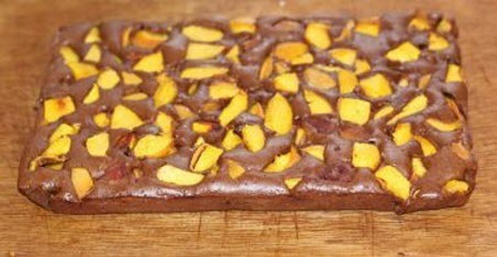 Бабусині страви: "Шоколадний пиріг з персиками"