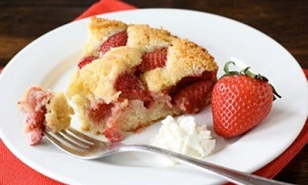 Бабусині страви: "Тертий пиріг з полуницями"